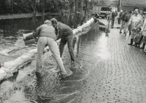 OVI-00000323 Overstroming over de Noord van Voorsloot naar Achtersloot september 1995. Waterschap komt redden met ...